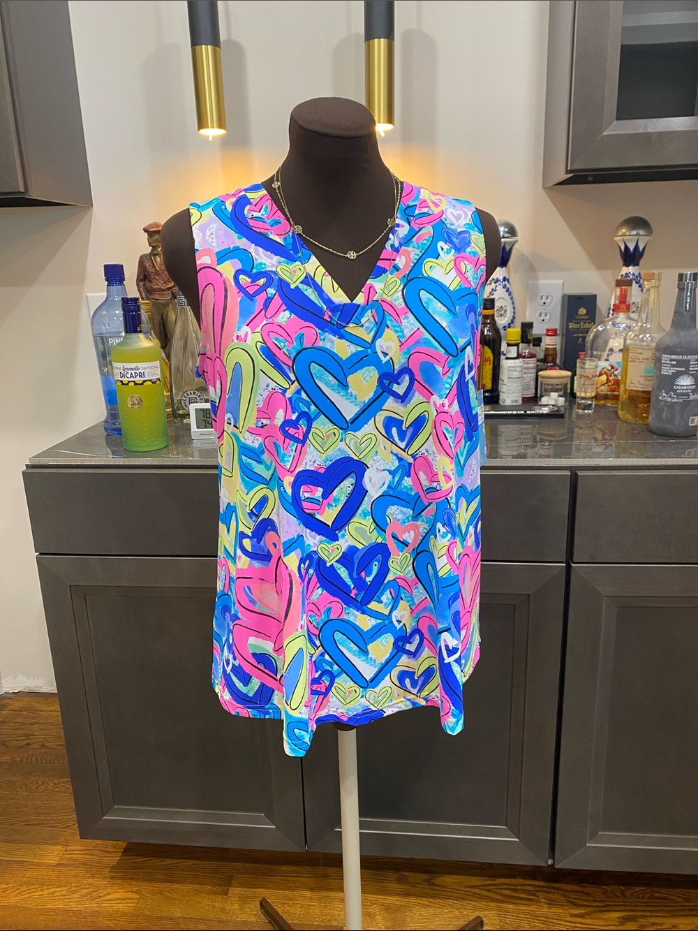 Lulu B vibrant sleeveless stretch no wrinkle hearts love shirt top blouse tunic